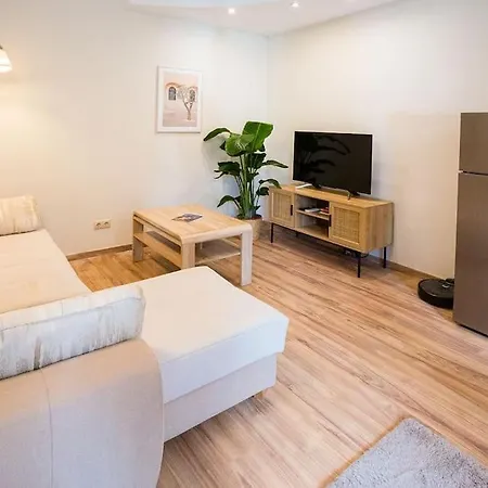 Familyoasis In Vibrant Ujlipot Apartamento *