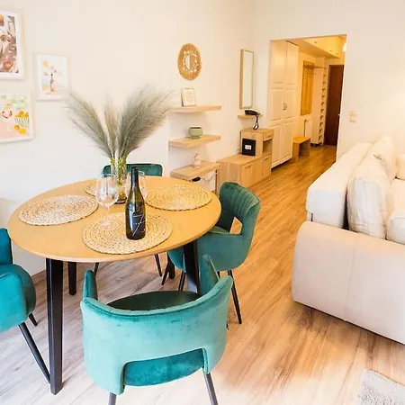 Apartment Familyoasis In Vibrant Ujlipot *